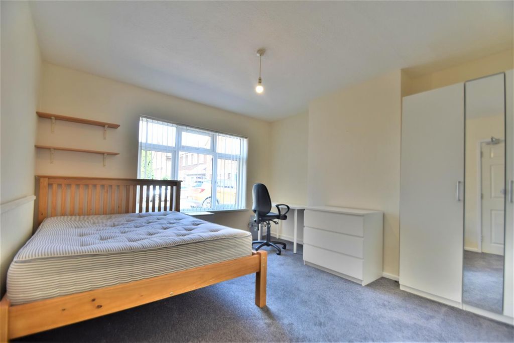 Property photo 2 of 18 Bedroom 1