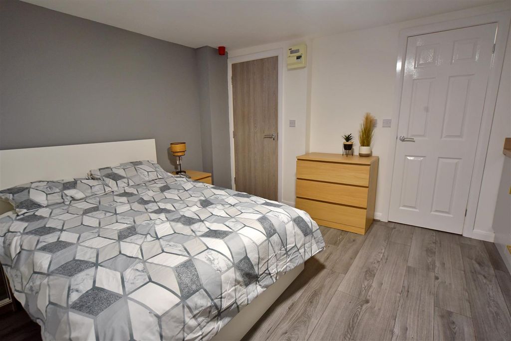 Property photo 1 of 6 165Ar_Room07_01.Jpg