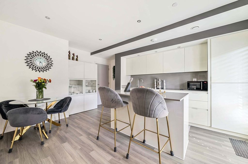 Property photo 3 of 17 1303791-7-683Dd9A...