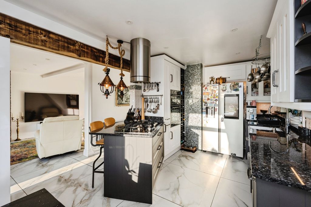 Property photo 2 of 18 Photo