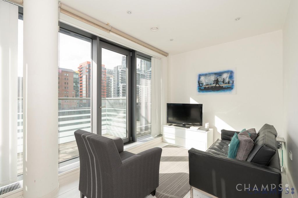 Property photo 1 of 7 Studio For Sale With Parking