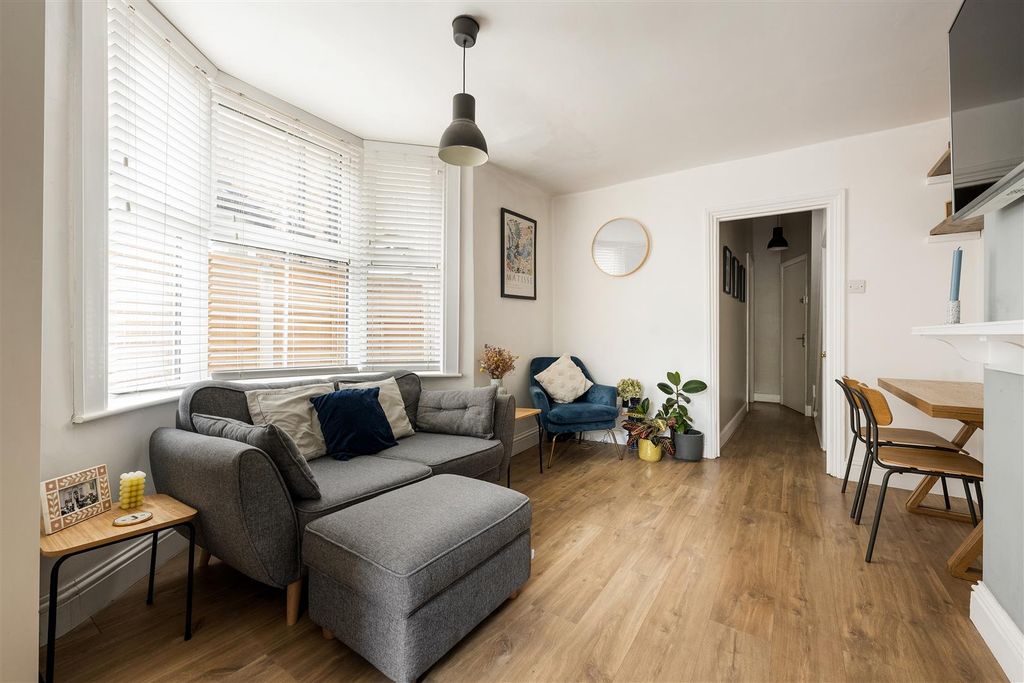 Property photo 2 of 21 Grove Road, E17