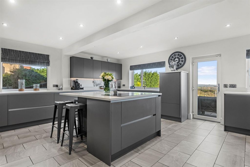 Property photo 2 of 32