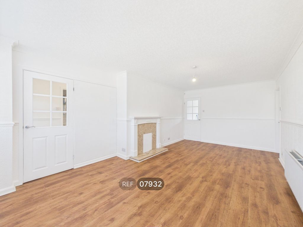 Property photo 3 of 18 Living Room