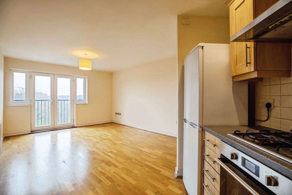 Property photo 2 of 16 Lounge / Kitchen