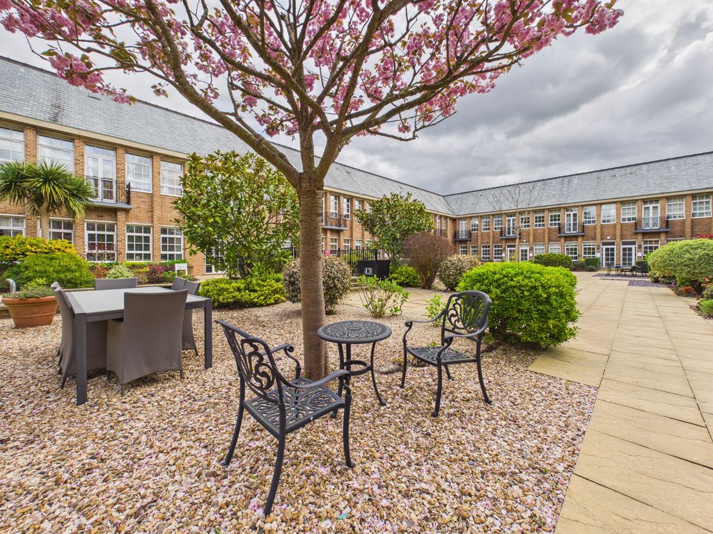 Property photo 2 of 12 Communal Gardens