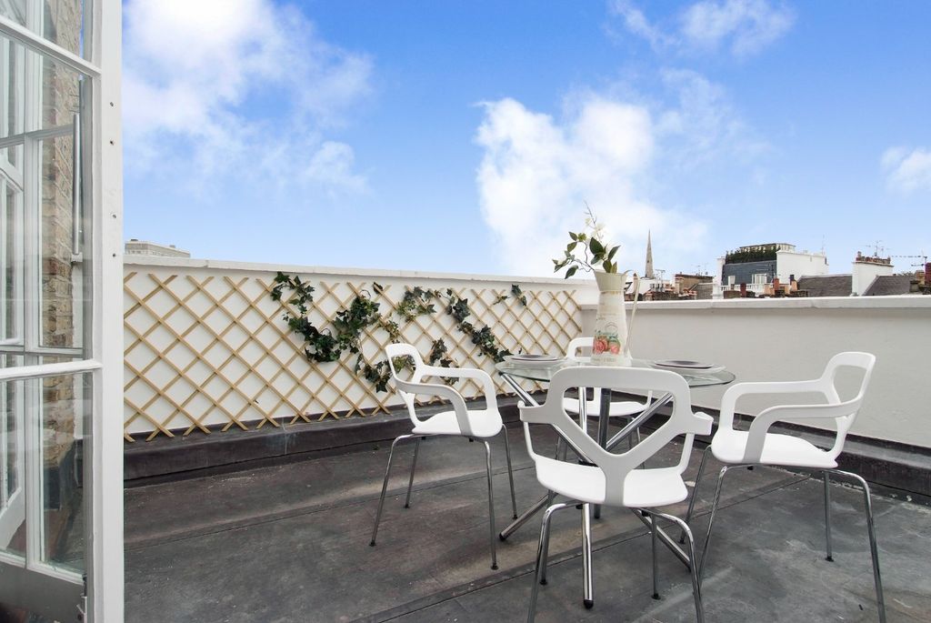 Property photo 3 of 26 Private Roof Terrace