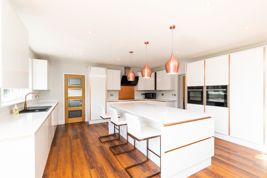 Property photo 2 of 27