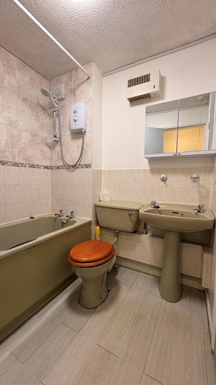 Property photo 2 of 7 Bathrooom.Jpg