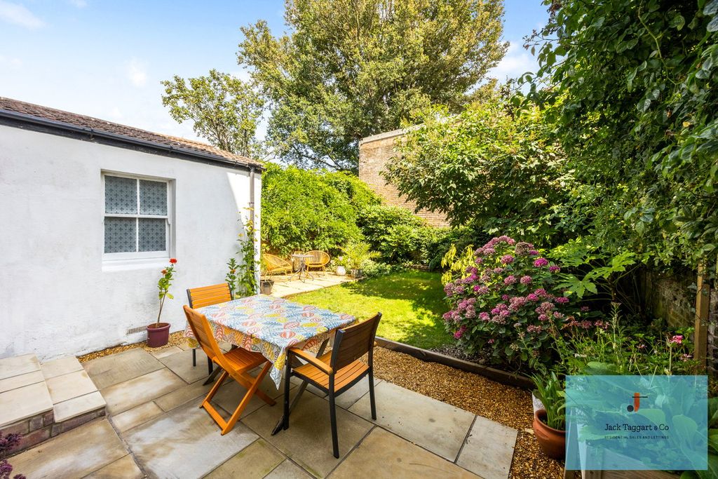Property photo 2 of 18