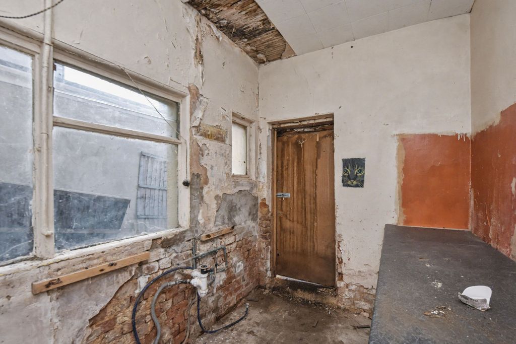 Property photo 3 of 17 536 Fairfax Drive, Westcliff On Sea, Ss0 9Rj