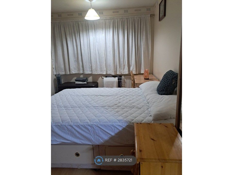 Property photo 1 of 15 Large Bedroom