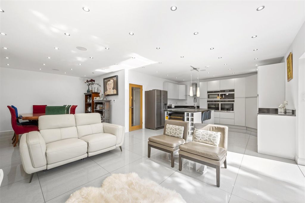 Property photo 3 of 24 Hollington,7.Jpg