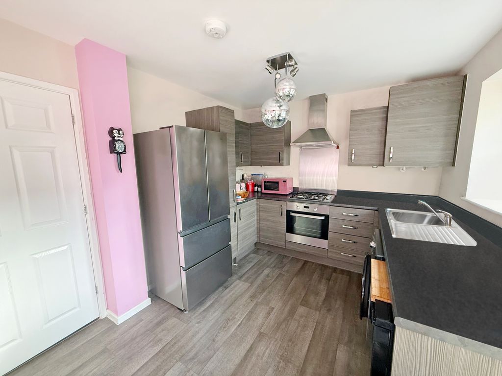 Property photo 2 of 11 Image00042Dp