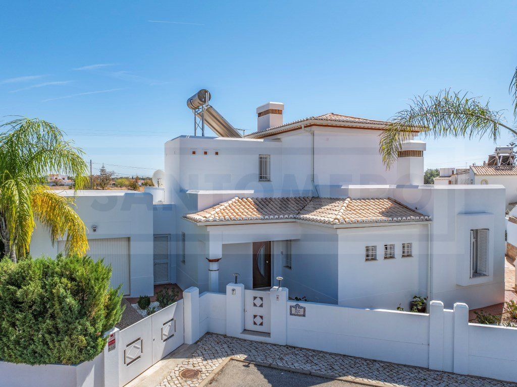 Property photo 1 of 39 Villa Detached - V3+1 With Swimming Pool And Garden Between Albufeira And Guia.