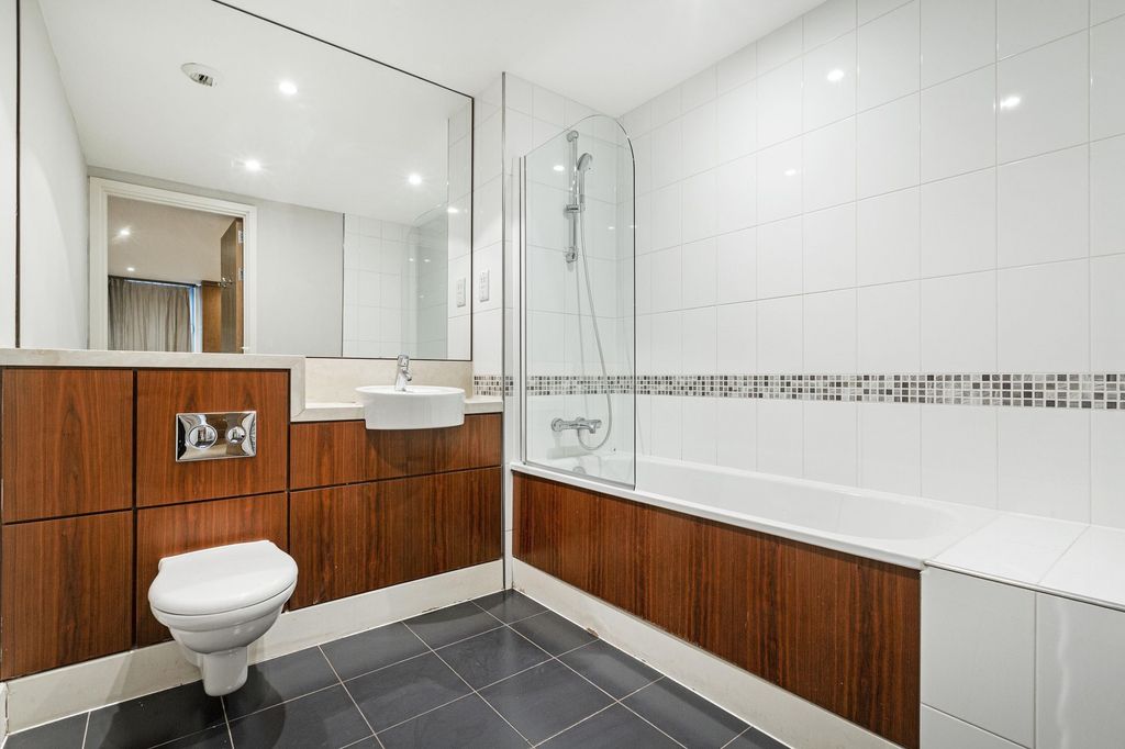 Property photo 3 of 11 Bathroom