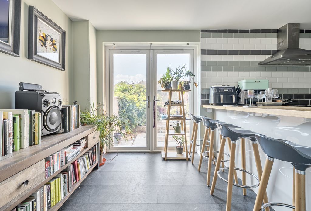 Property photo 2 of 22 1325581-16-688A58...