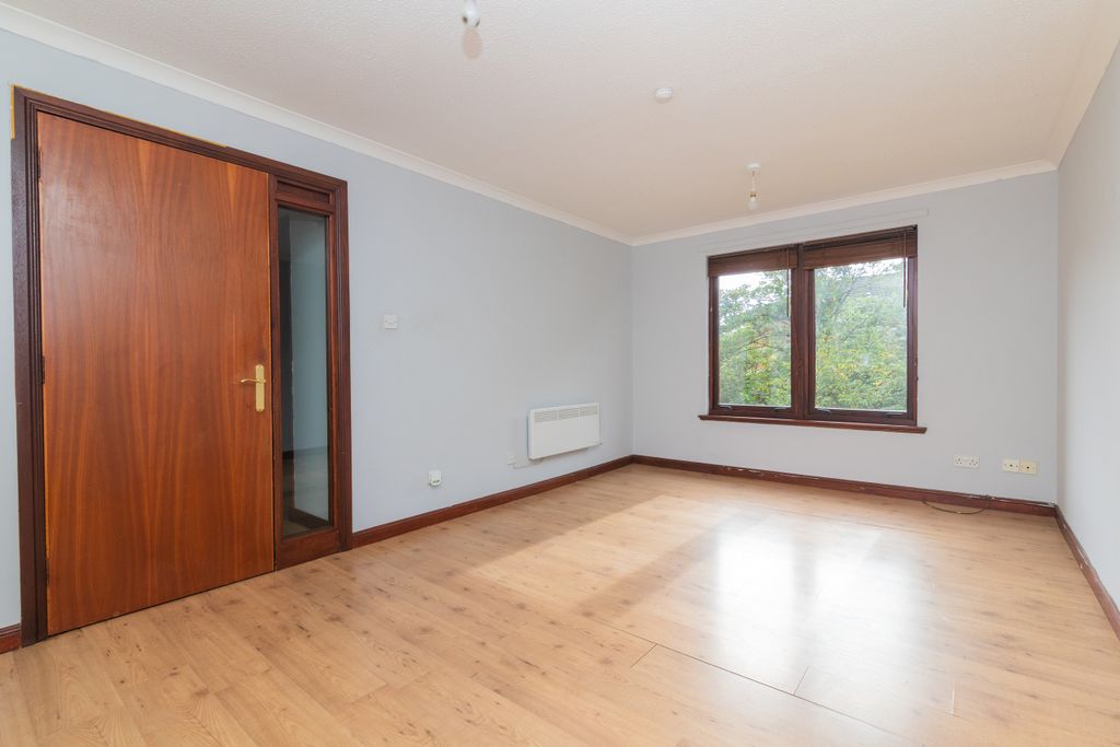 Property photo 3 of 12 44 Victoria Gardens-1