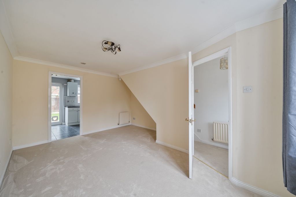 Property photo 3 of 19 Lounge