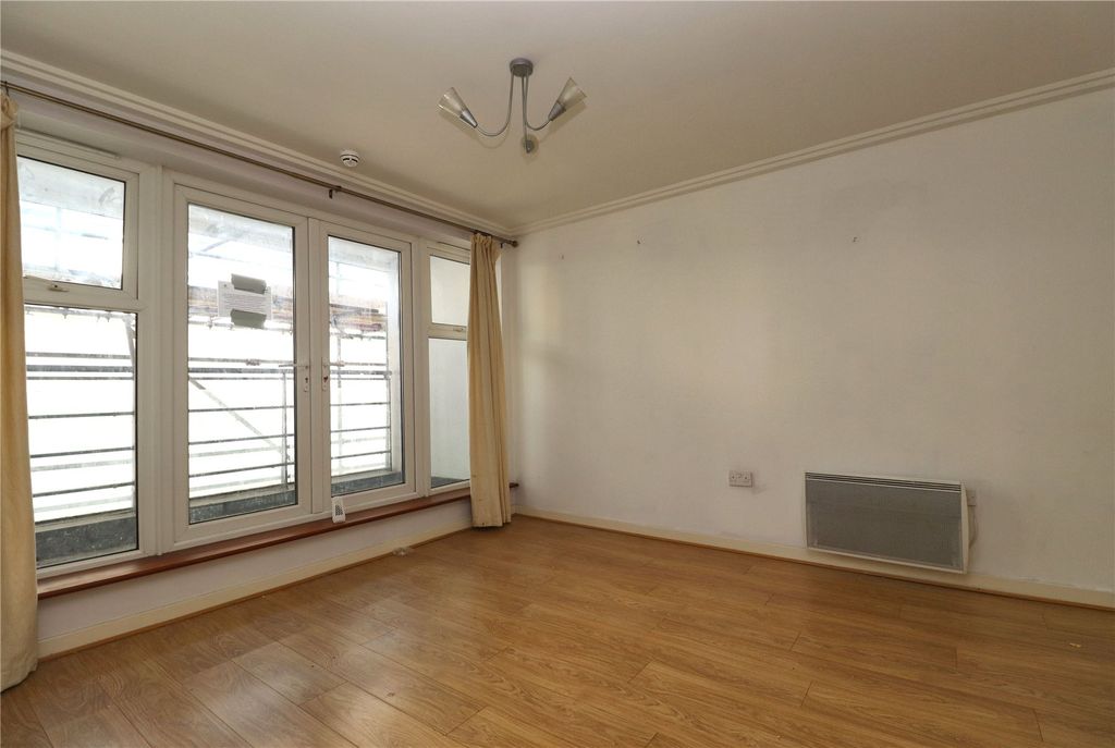 Property photo 3 of 8 Picture No. 04