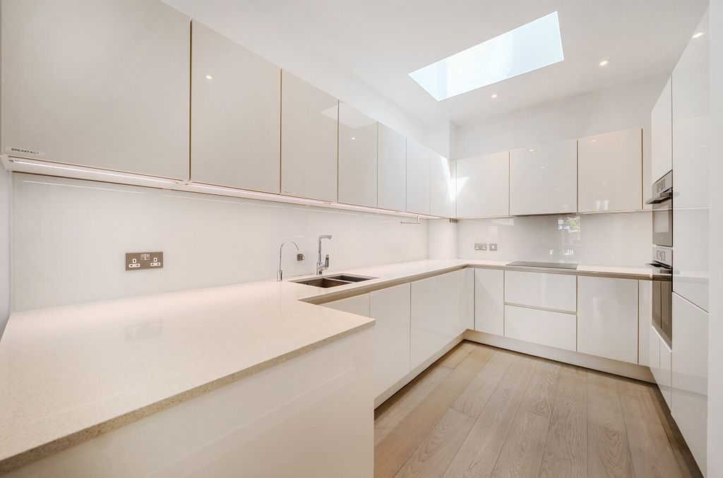 Property photo 3 of 26 21-682468E757083-...