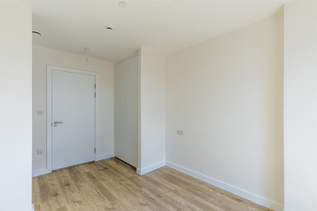 Property photo 3 of 23 Unfurnished-11.Jpg