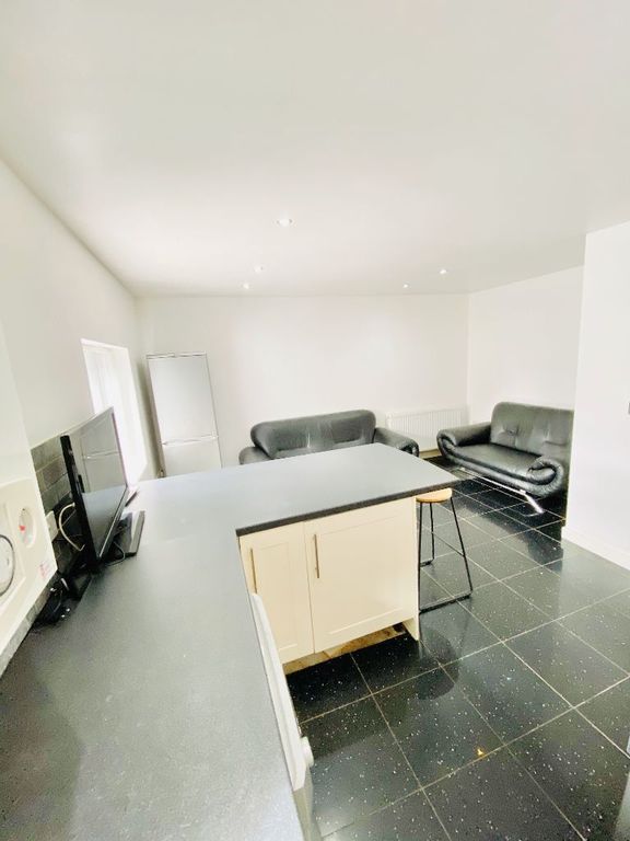 Property photo 3 of 9 Kitchen B