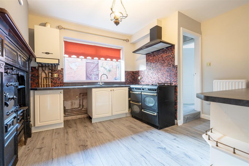 Property photo 3 of 8 Kitchen