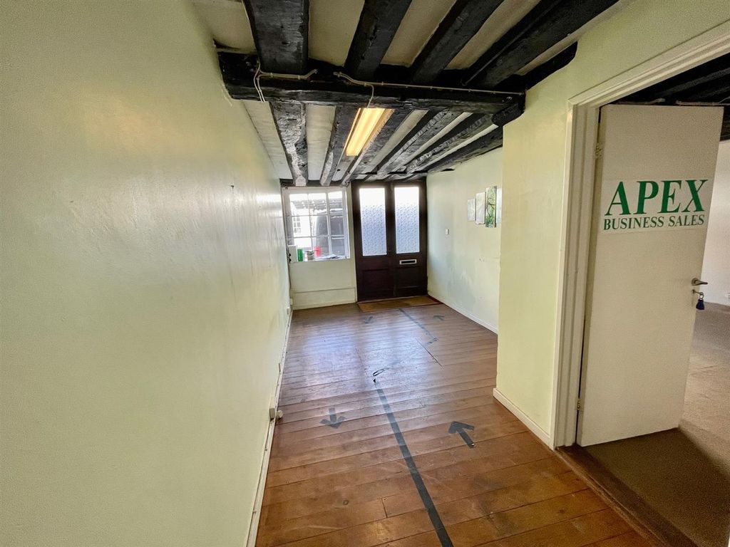 Property photo 3 of 27 Entrance Hallway