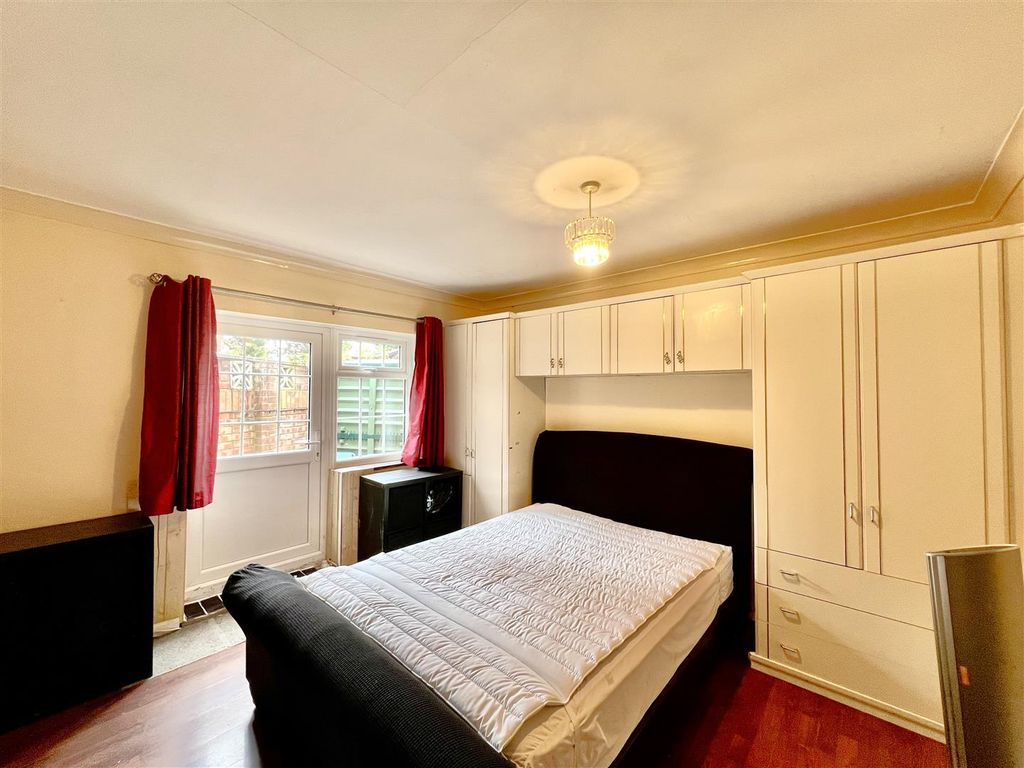 Property photo 1 of 5 Bedroom