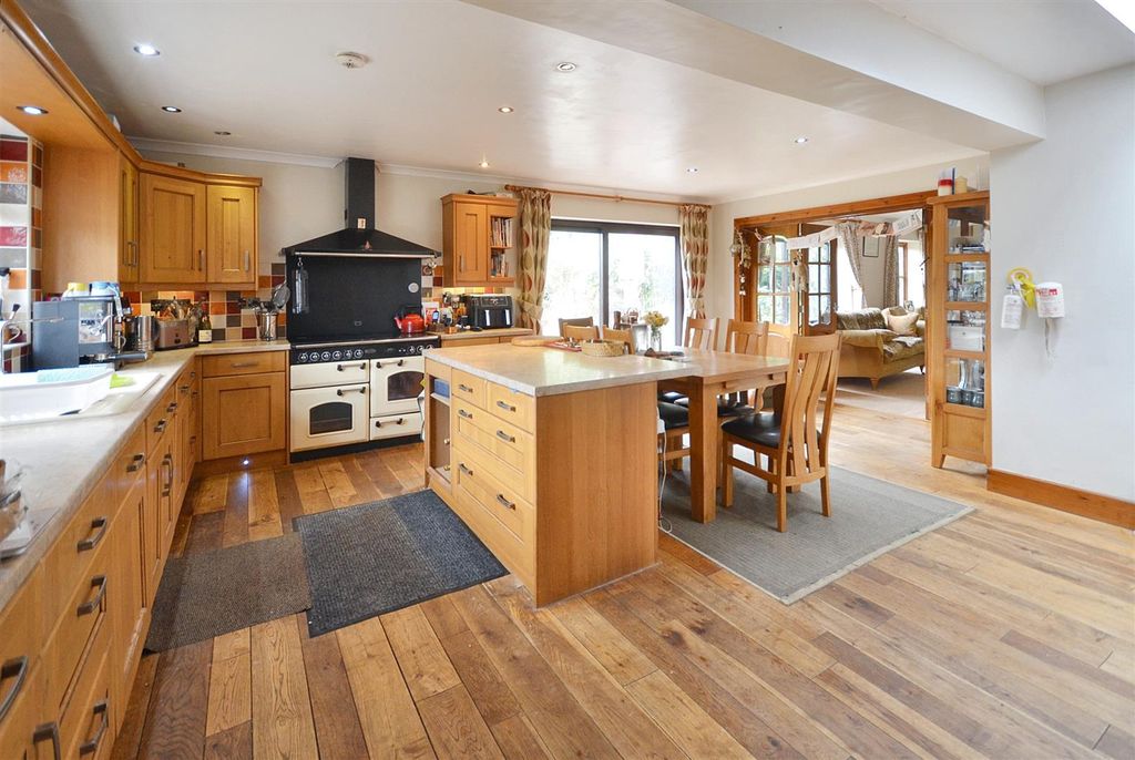 Property photo 2 of 12 Kitchen/Dining Room