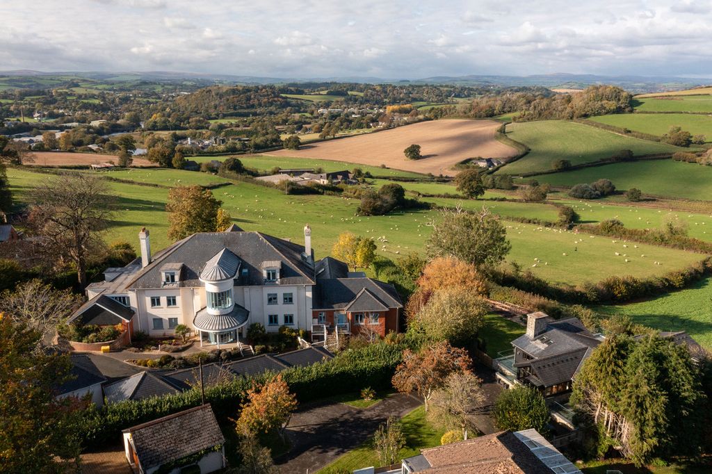 Property photo 1 of 21