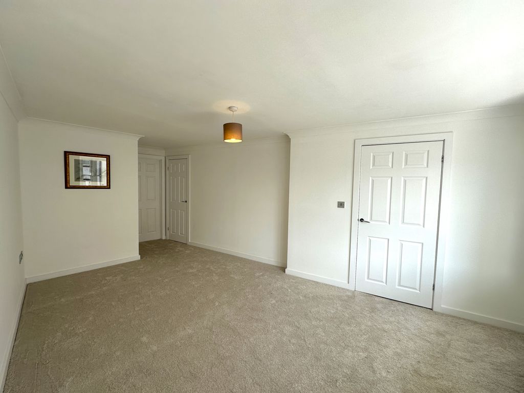 Property photo 3 of 13 Lounge 2