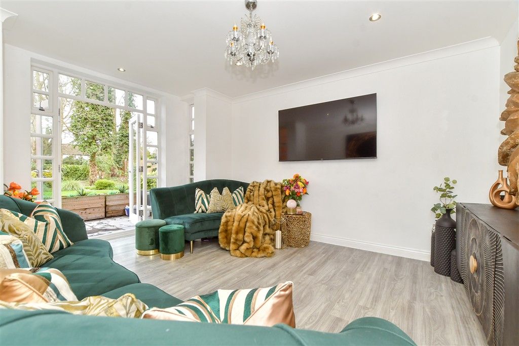 Property photo 3 of 14 Lounge