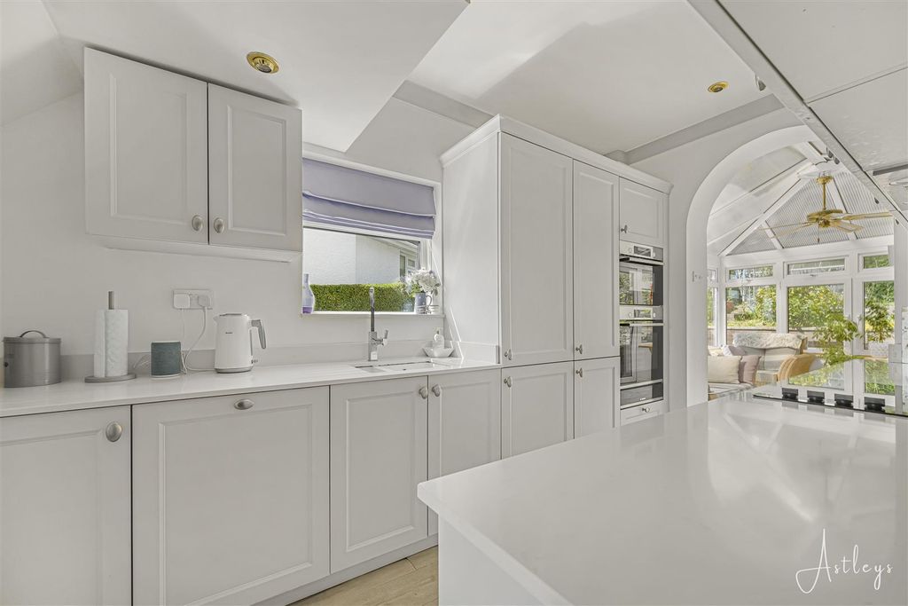 Property photo 3 of 31 Kitchen