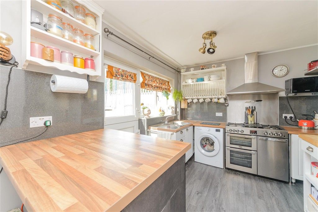 Property photo 3 of 10 Kitchen