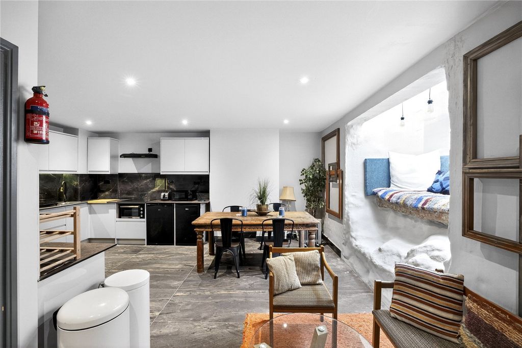 Property photo 2 of 20 Reception/Kitchen