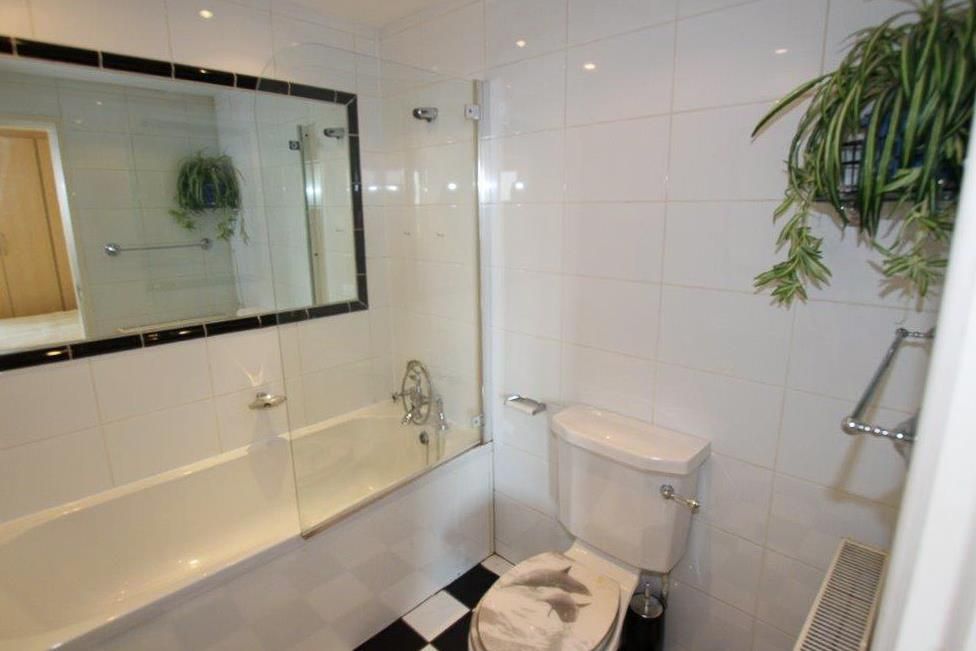 Property photo 3 of 9 Img_2386_Lge-2