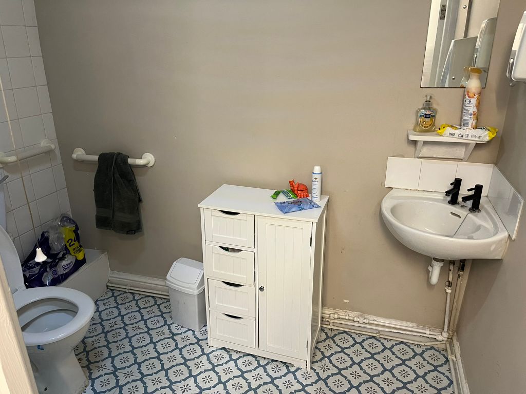 Property photo 3 of 10 WC