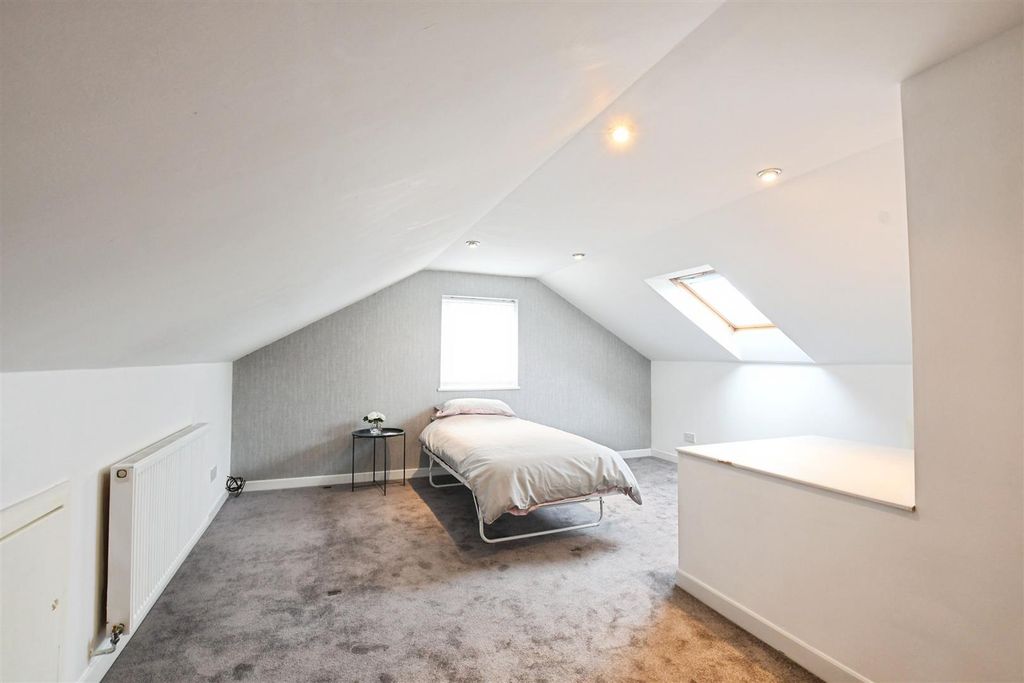 Property photo 3 of 21 Master Bedroom