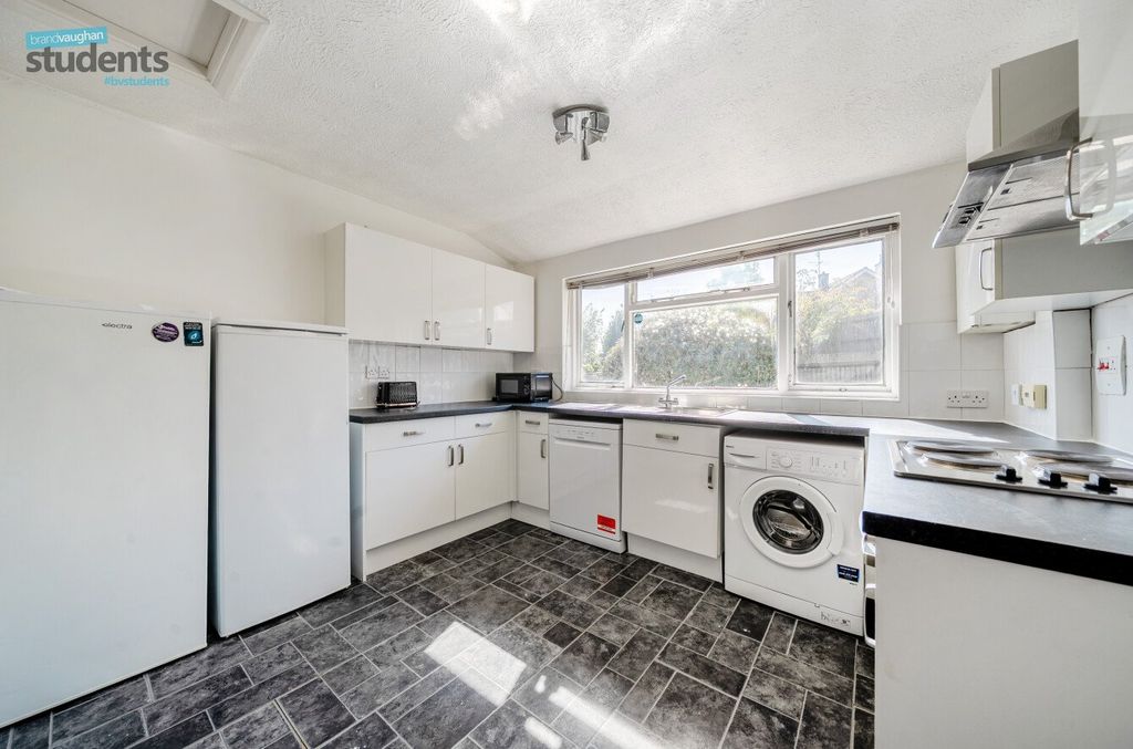 Property photo 2 of 12 Picture No. 16