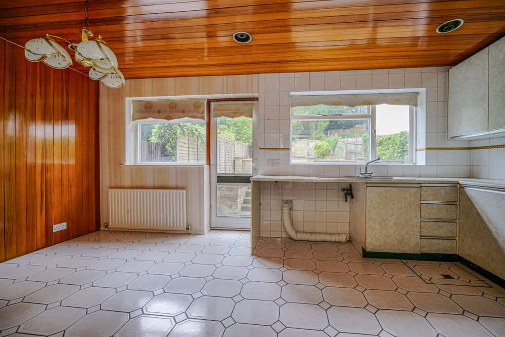 Property photo 2 of 19 156-Beechfield-Road-1008