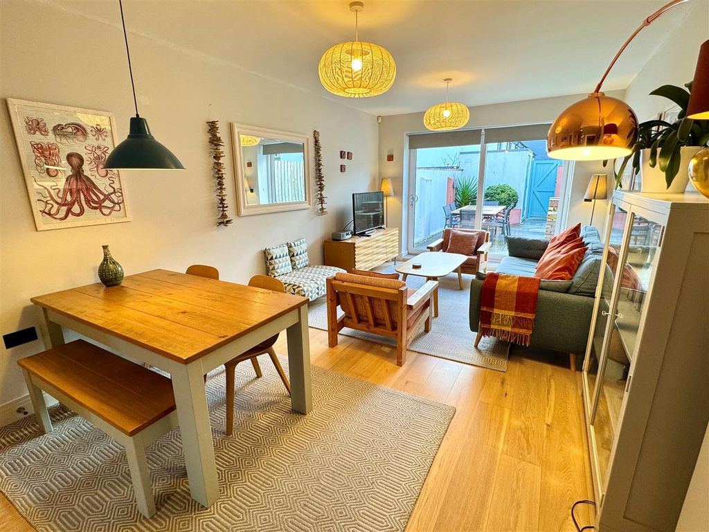 Property photo 1 of 14 4 Ocean Heights Lounge