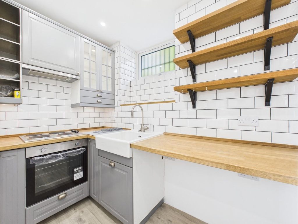 Property photo 2 of 7 Kitchen