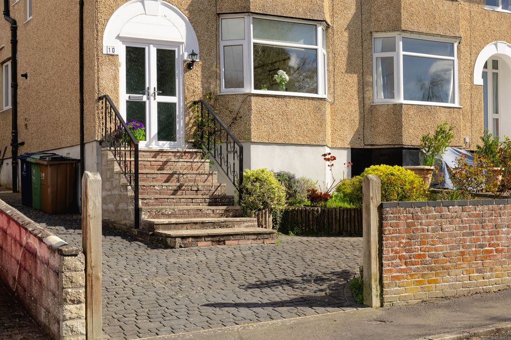 Property photo 2 of 23