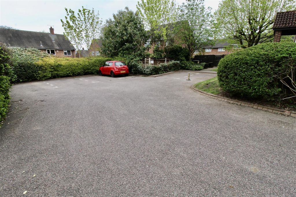 Property photo 3 of 12 Parking