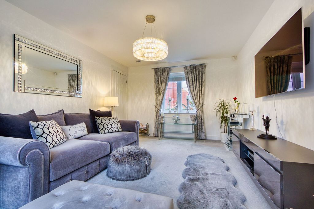 Property photo 2 of 34 Living Room