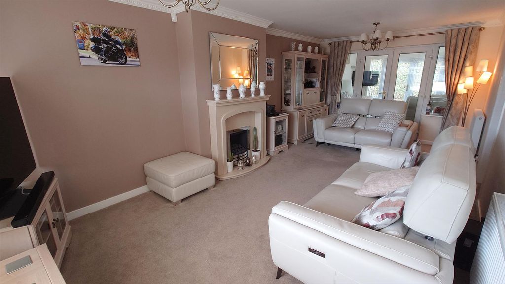 Property photo 2 of 23 Lounge