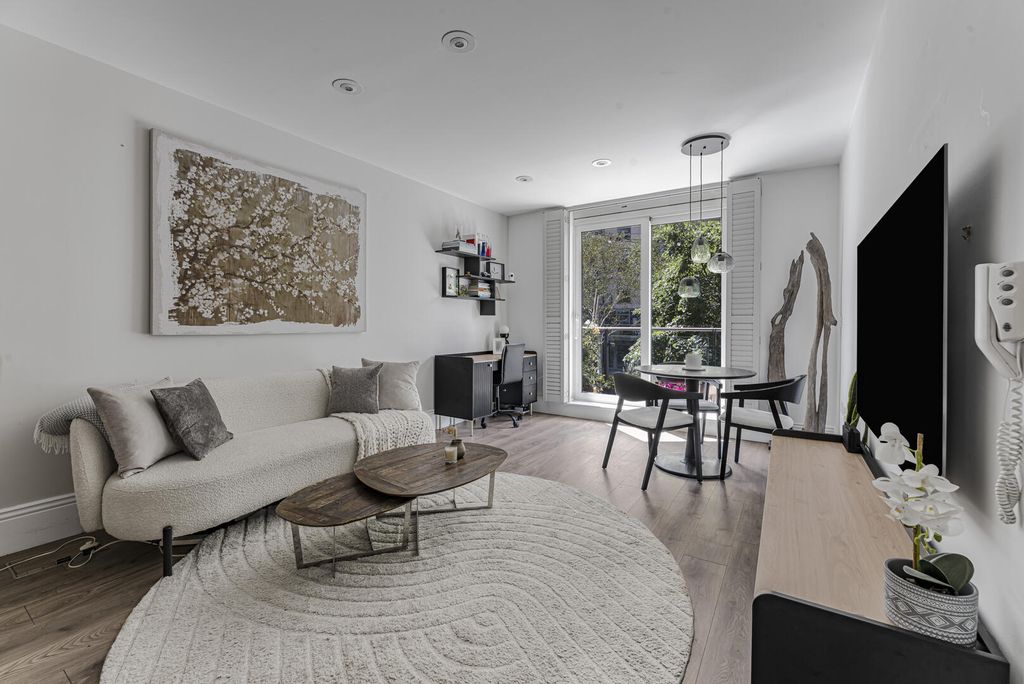 Property photo 1 of 19 Living Room