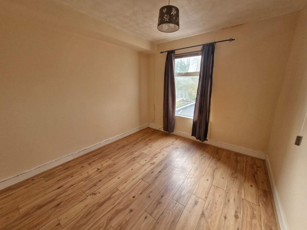 Property photo 2 of 5 Bedroom